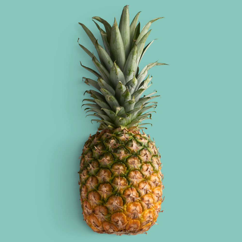 Ananas op blauwe achtergrond